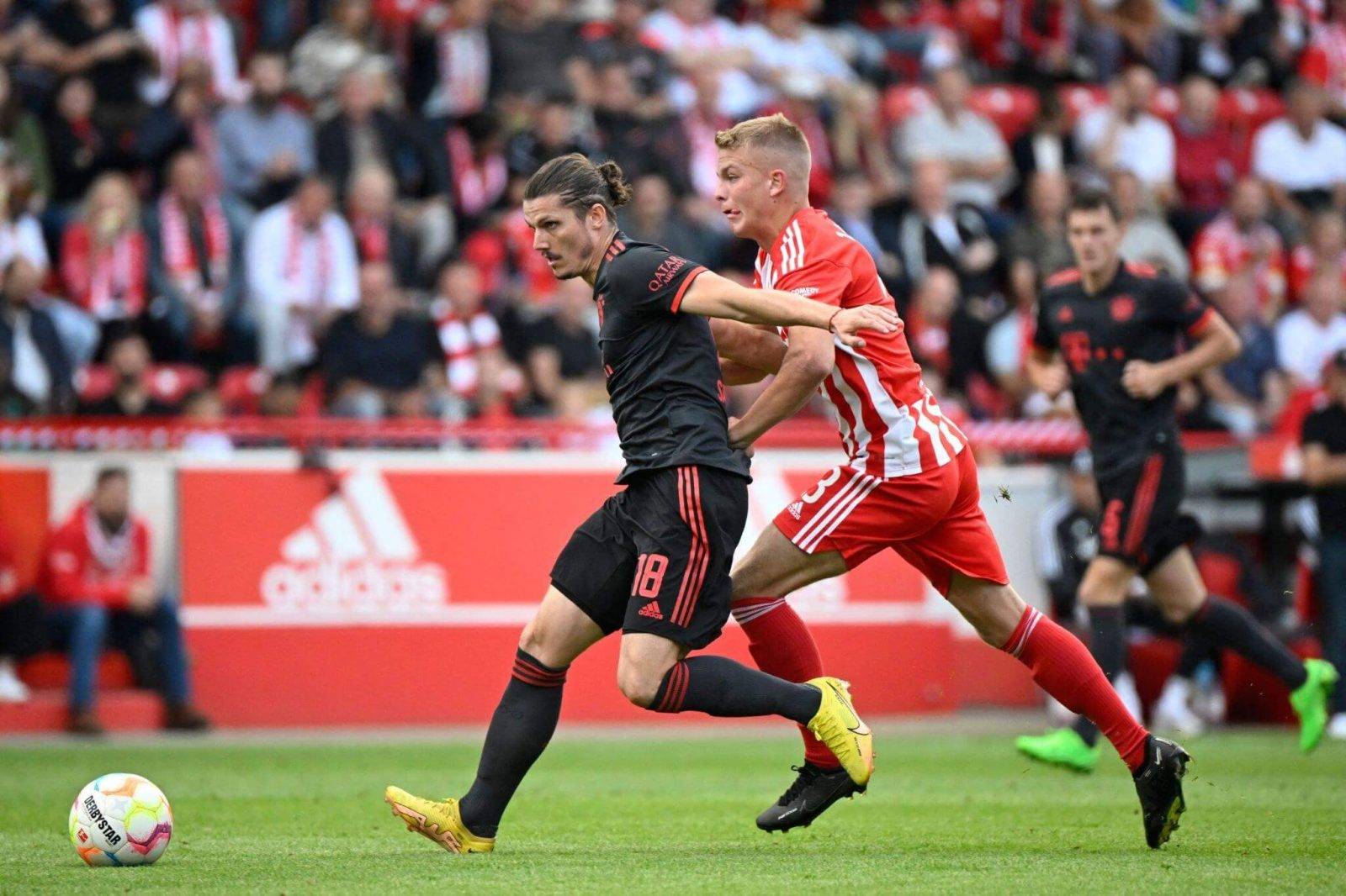 半岛体育官网登录-激动人心的比赛中，球员们尽展全力